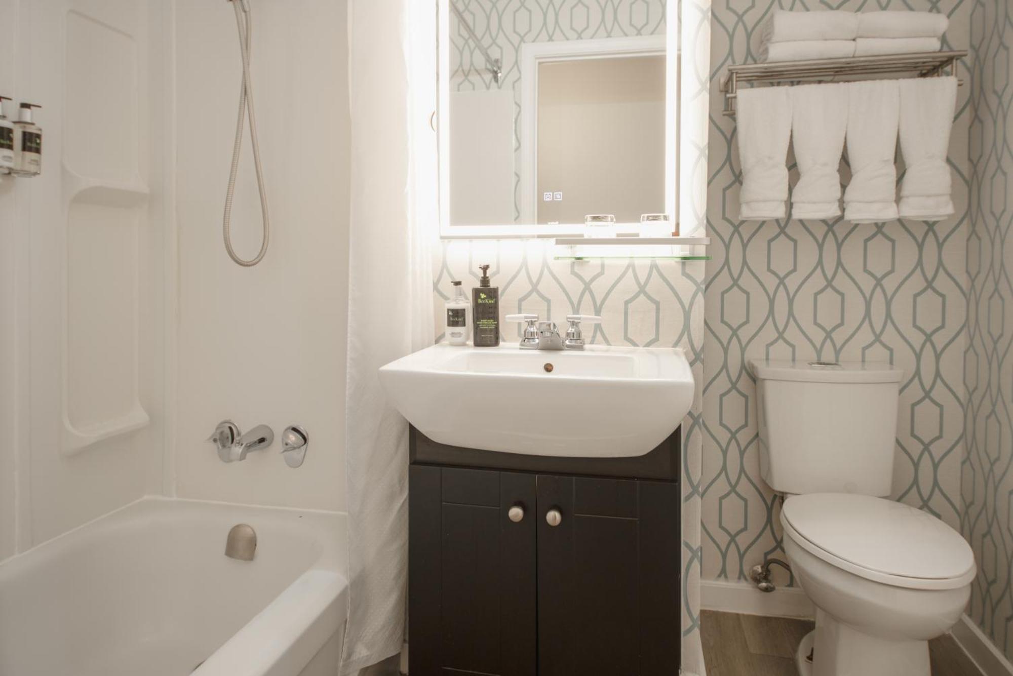 The Tide'S Inn Parksville Room photo
