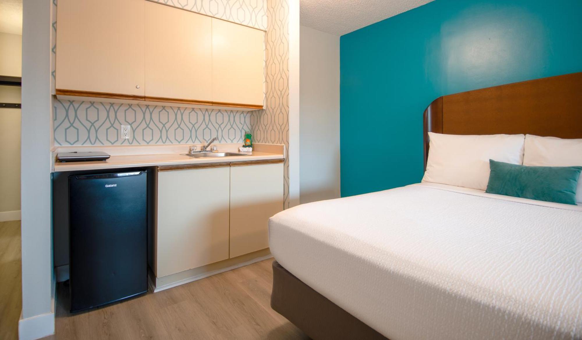 The Tide'S Inn Parksville Room photo